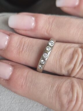 14k Five-Stone Bezel Set Band - White Gold Unisex - Excellent Cut & Condition 💙